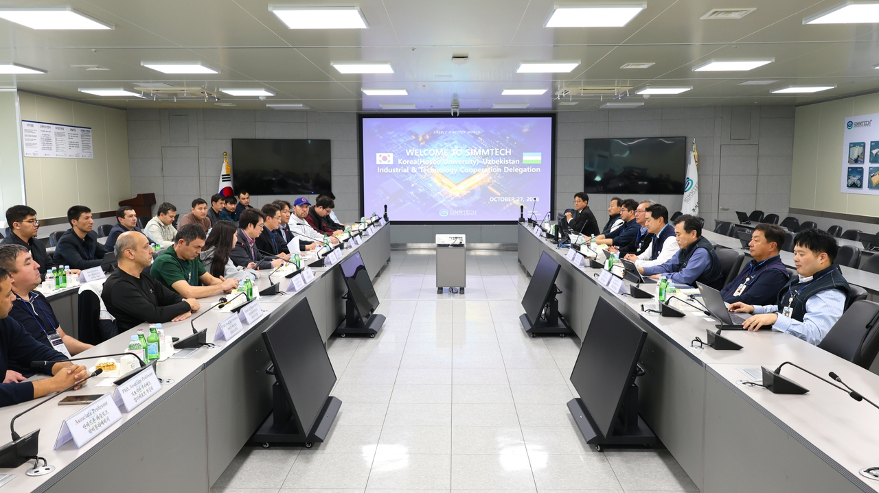 Uzbek government officials and university professors discuss industry trends and potential cooperation with representatives of Korean semiconductor substrate manufacturer Simmtech at the company’s headquarters in Cheongju, North Chungcheong Province, Tuesday. (Hoseo University)