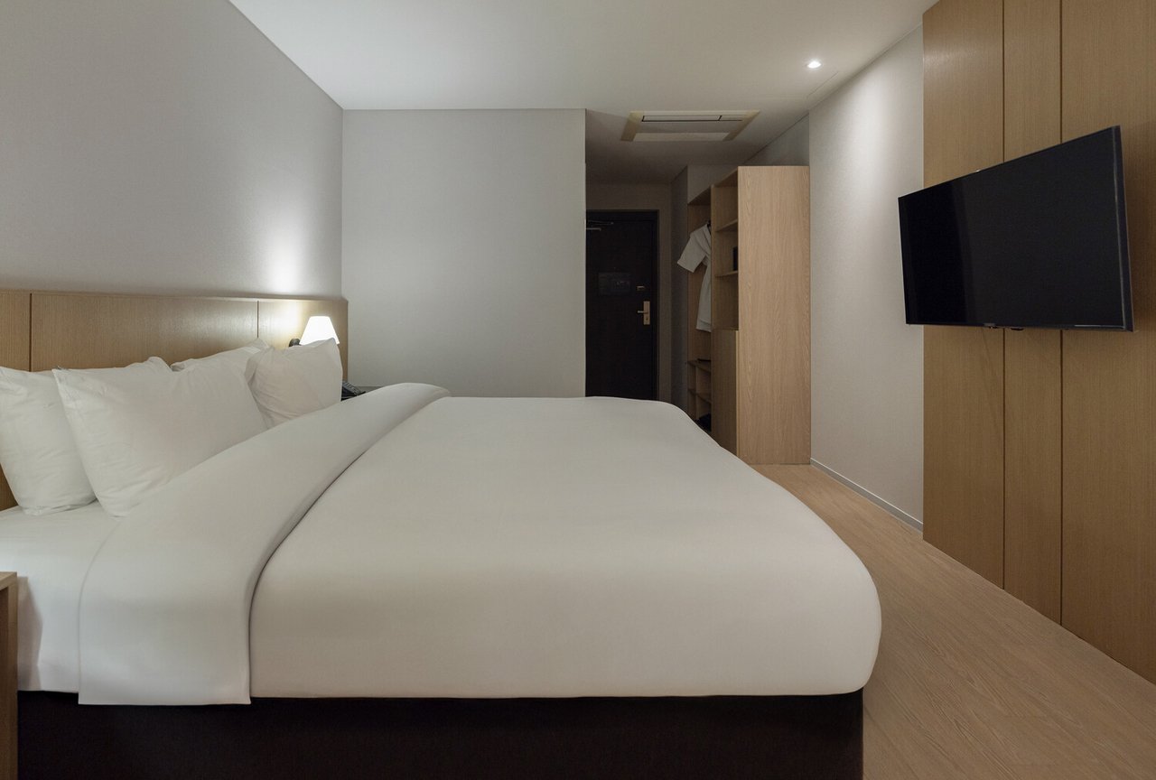 A deluxe king room at Aneuk Signature Incheon Guwol