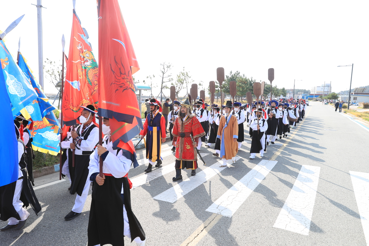 A reenactment of the suto inspector's sea voyage, held last year. [Uljin-gun]