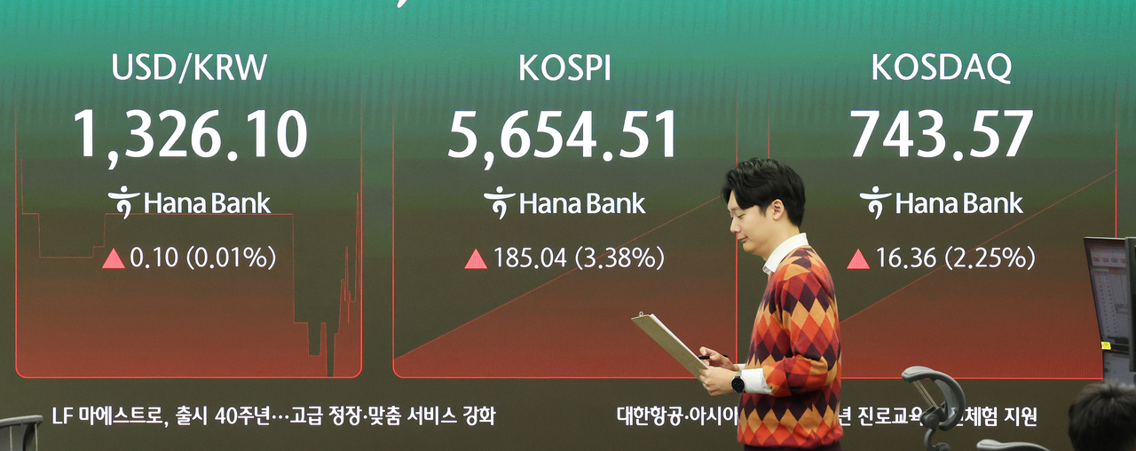 An electronic board showing the Korea Composite Stock Price Index at a dealing room of the Hana Bank headquarters in Seoul on Tuesday. (Yonhap)