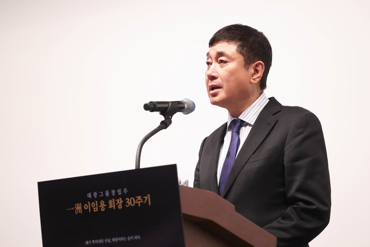 Lee Ho-jin, adviser to Taekwang Industrial, delivers a memorial address at the 30th anniversary ceremony for the late founder Lee Im-yong at Cinecube in the Heungkuk Life Insurance Building in Gwanghwamun, Seoul, on Tuesday. [Taekwang Group]