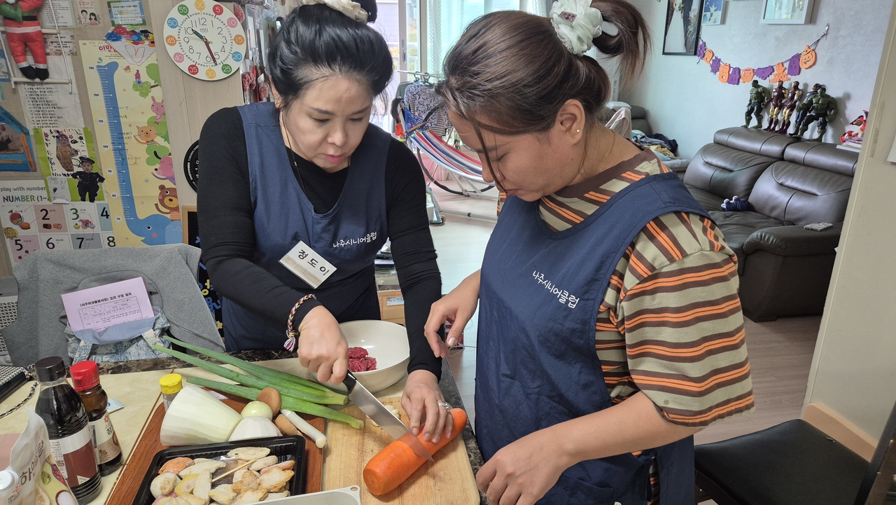 시니어 손맛 지킴이 사업단 참여자가 이주배경가정을 방문해 한식 교육을 진행하고 있다. [한국노인인력개발원 제공]