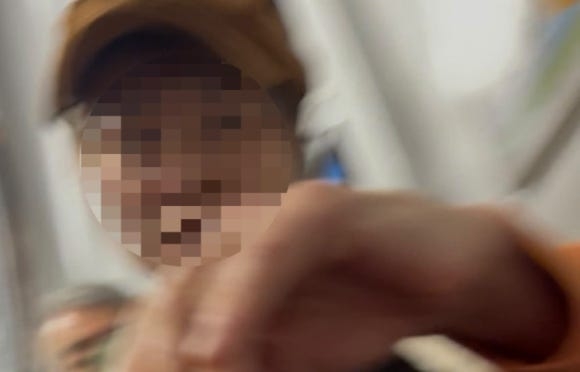 수술을 마치고 귀가하던 여성이 지하철 교통약자석에 앉았다가 한 노년 여성에게 폭언과 폭행을 당했다는 사연이 전해졌다. [스레드 캡처]