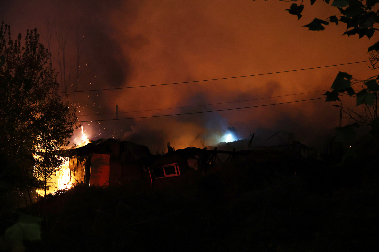Black smoke billows from a fire near Guryong Village in southern Seoul on Tuesday.  (Yonhap)