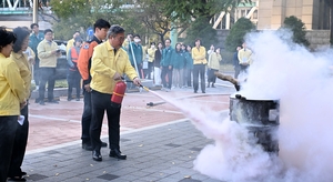 [헤럴드pic] 화재진압하는 윤호중 행정안전부 장관