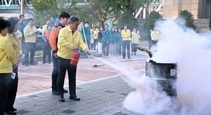 [헤럴드pic] 화재진압하는 윤호중 행정안전부 장관