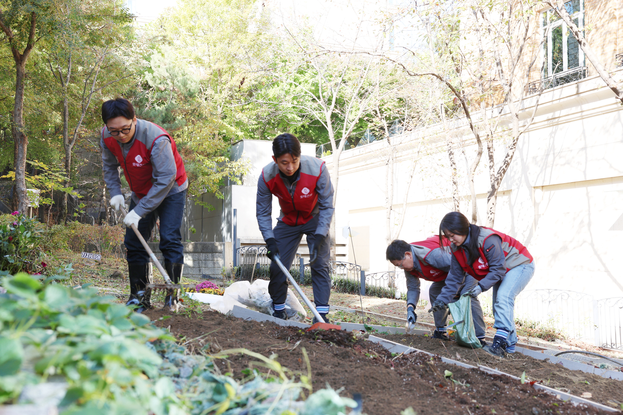 Members of Lotte Engineering & Construction's "Charlotte" volunteer unit take part in a gardening activity at Bundang Bobahs Memorial Hospital in Seongnam, Gyeonggi Province, on Tuesday, creating a healing garden for patients and their families. [Lotte Engineering & Construction]