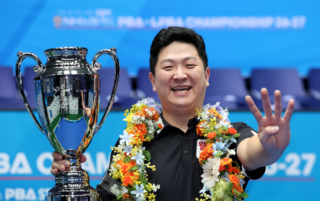 Jo Geon-hwi holds up four fingers to celebrate his fourth career PBA title.