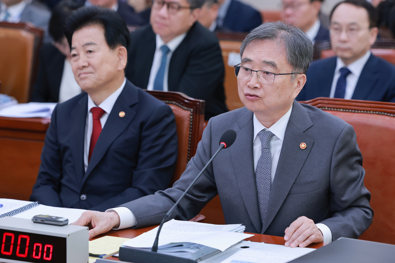 Foreign Minister Cho Hyun (speaking) responds to lawmakers' questions during a parliamentary audit of the Foreign and Unification ministries at the National Assembly in Seoul on Tuesday. Unification Minister Chung Dong-young sits beside him. (Yonhap)