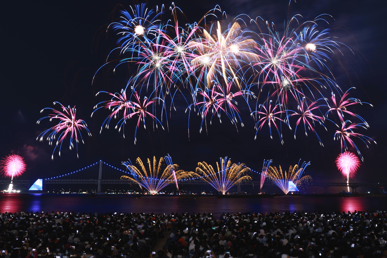 The 20th Busan Fireworks Festival at Gwangalli Beach in Busan last year [Busan city government]