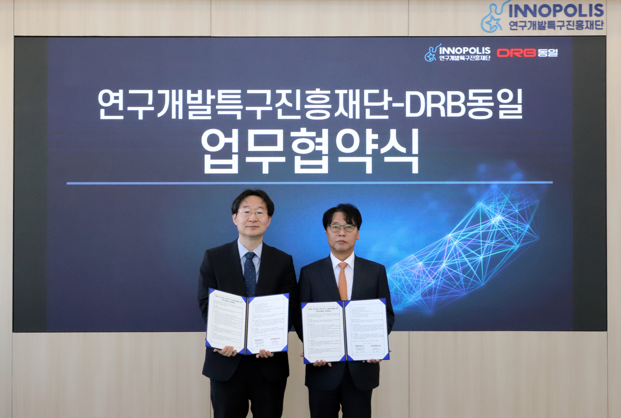 정희권(왼쪽) 연구개발특구진흥재단 이사장과 조현민 DRB동일 대표이사가 업무협약식 후 기념촬영을 하고 있다.[연구개발특구진흥재단 제공]