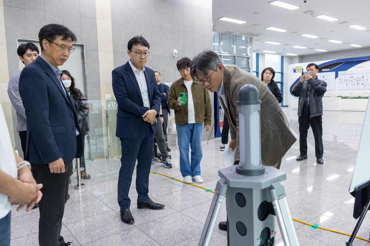박찬우 철도연 수석연구원이 예방형 철도안전 R&D 주요성과를 설명하고 있다.[한국철도기술연구원 제공]