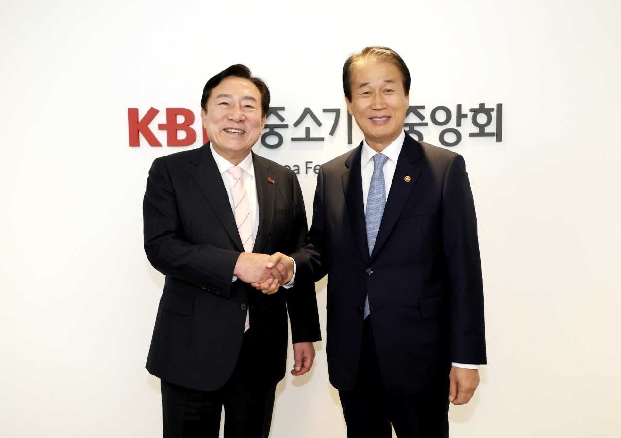 권오을 국가보훈부 장관(오른쪽)이 김기문 중소기업중앙회장과 27일 간담회를 가졌다. [중기중앙회]