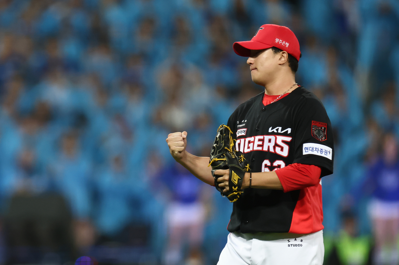 Kia Tigers reliever Jung Hai-young celebrates after retiring the side against the Samsung Lions during the bottom of the fifth inning of Game 1 of the second round in the Korea Baseball Organization postseason at Daegu Samsung Lions Park in the southeastern city of Daegu on Monday. (Yonhap)