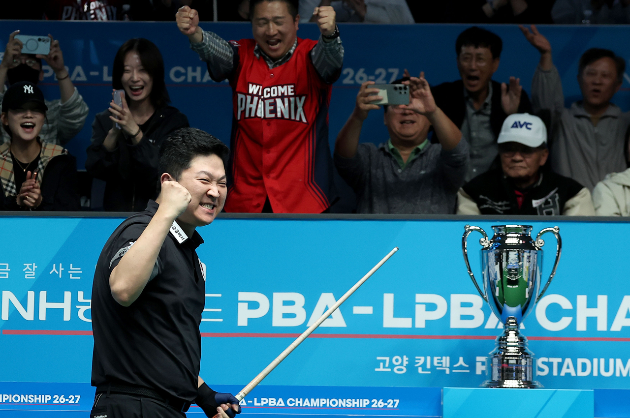 Jo Geon-hwi pumps his fist in celebration after defeating David Martinez in the final of the NH NongHyup Card PBA Championship at Kintex PBA Stadium in Goyang, Gyeonggi Province, on Monday.