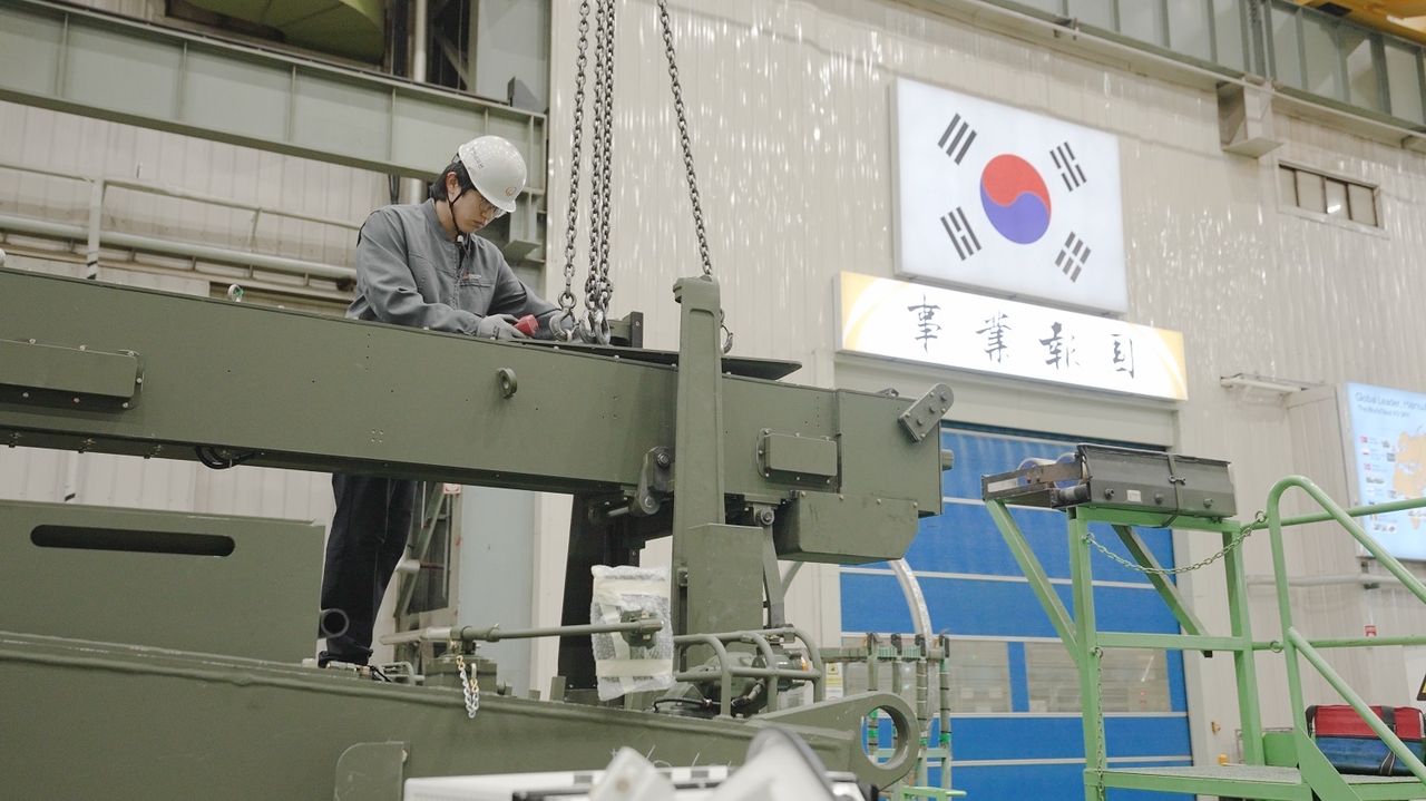 A worker assembles a K9 self-propelled howitzer at Hanwha Aerospace's manufacturing facility in Changwon, South Gyeongsang Province, on Friday. (Hanwha Aerospace)