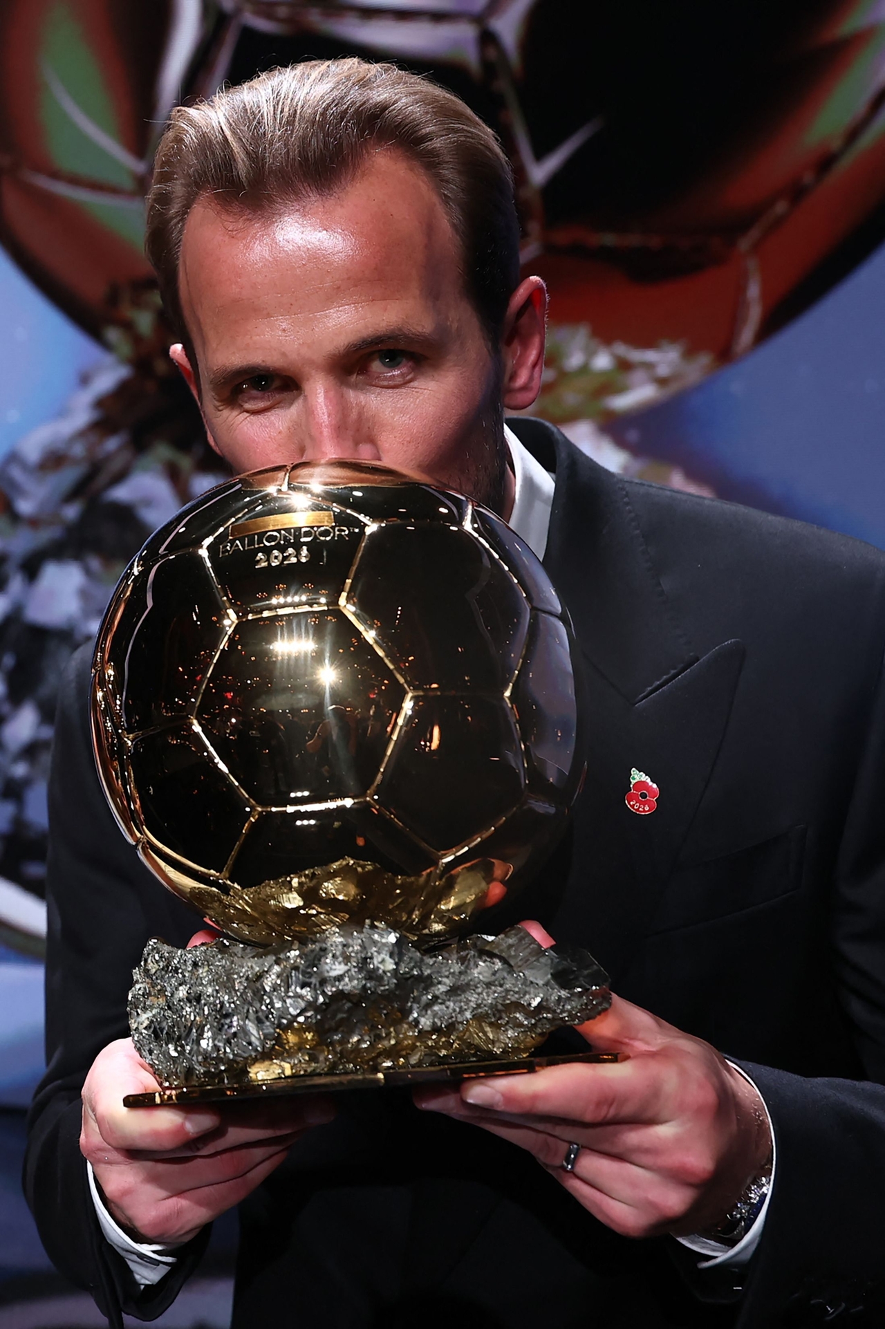 Harry Kane kisses the trophy after being named the men's Ballon d'Or winner at the 2026 ceremony held at the London Palladium in London on Tuesday (Korean Standard Time). Kane became the first English player to win the award in 25 years. [AFP]