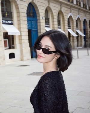 송혜교, ‘송혜교 단발’ 유행시킬듯..선글라스 사이로 눈 빼꼼 너무 예쁘잖아