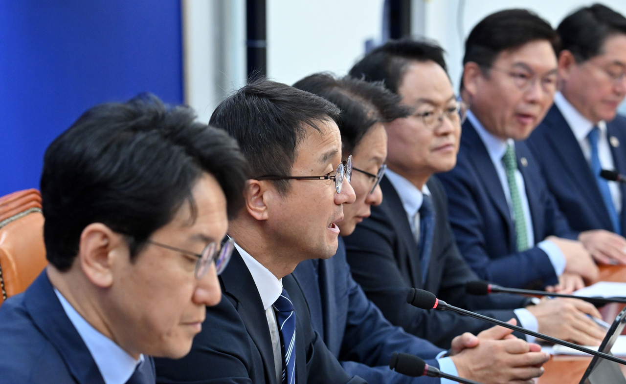 한병도 더불어민주당 원내대표가 27일 오전 서울 여의도 국회에서 열린 국정감사 대책회의에 참석해 모두발언을 하고 있다. 임세준 기자