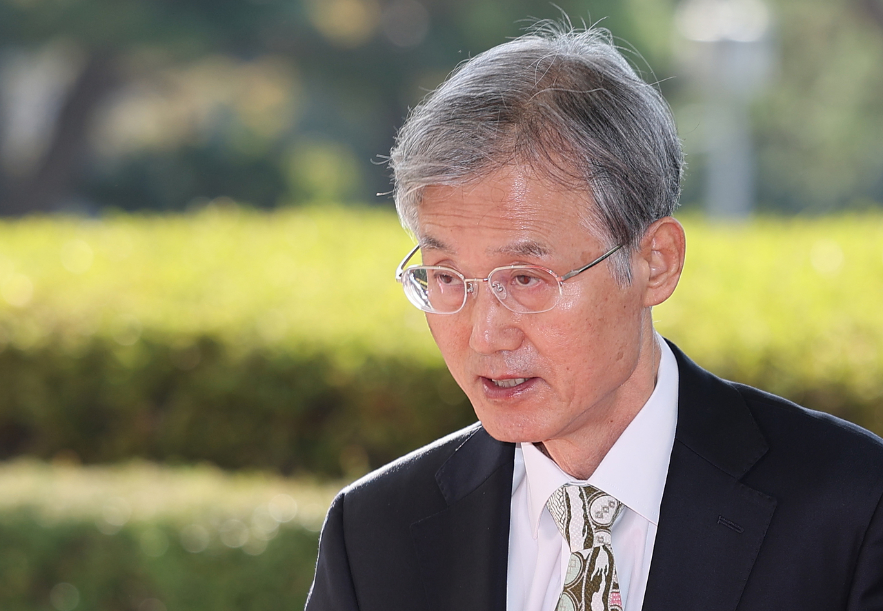 Supreme Court Chief Justice Cho Hee-dae arrives for work at the court in Seoul on Oct. 27, 2026. (Yonhap)