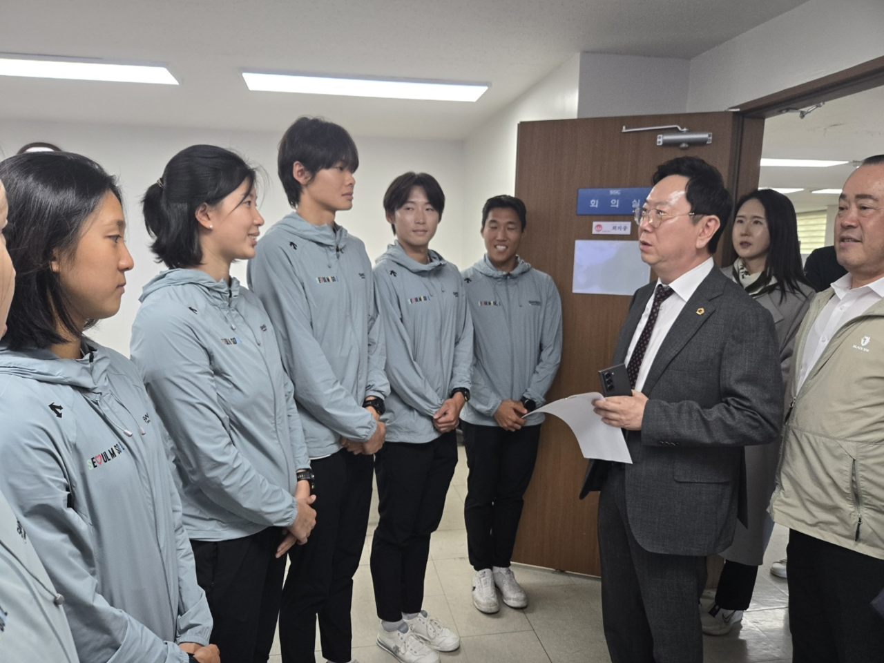 Seoul Metropolitan Council member Kim Gwang-cheol visits the Seoul Metropolitan Government triathlon team at the Seoul Sports Council on Monday to congratulate the athletes on winning two bronze medals at the 107th National Sports Festival. Provided by Seoul Metropolitan Council