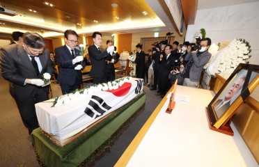 서울 강남구 삼성서울병원 장례식장에서 27일 오전 열린 고 최형우 전 내무부 장관 영결식에서 김민석 더불어민주당 대표와 장동혁 국민의힘 대표가 헌화하고 있다.  이상섭 기자