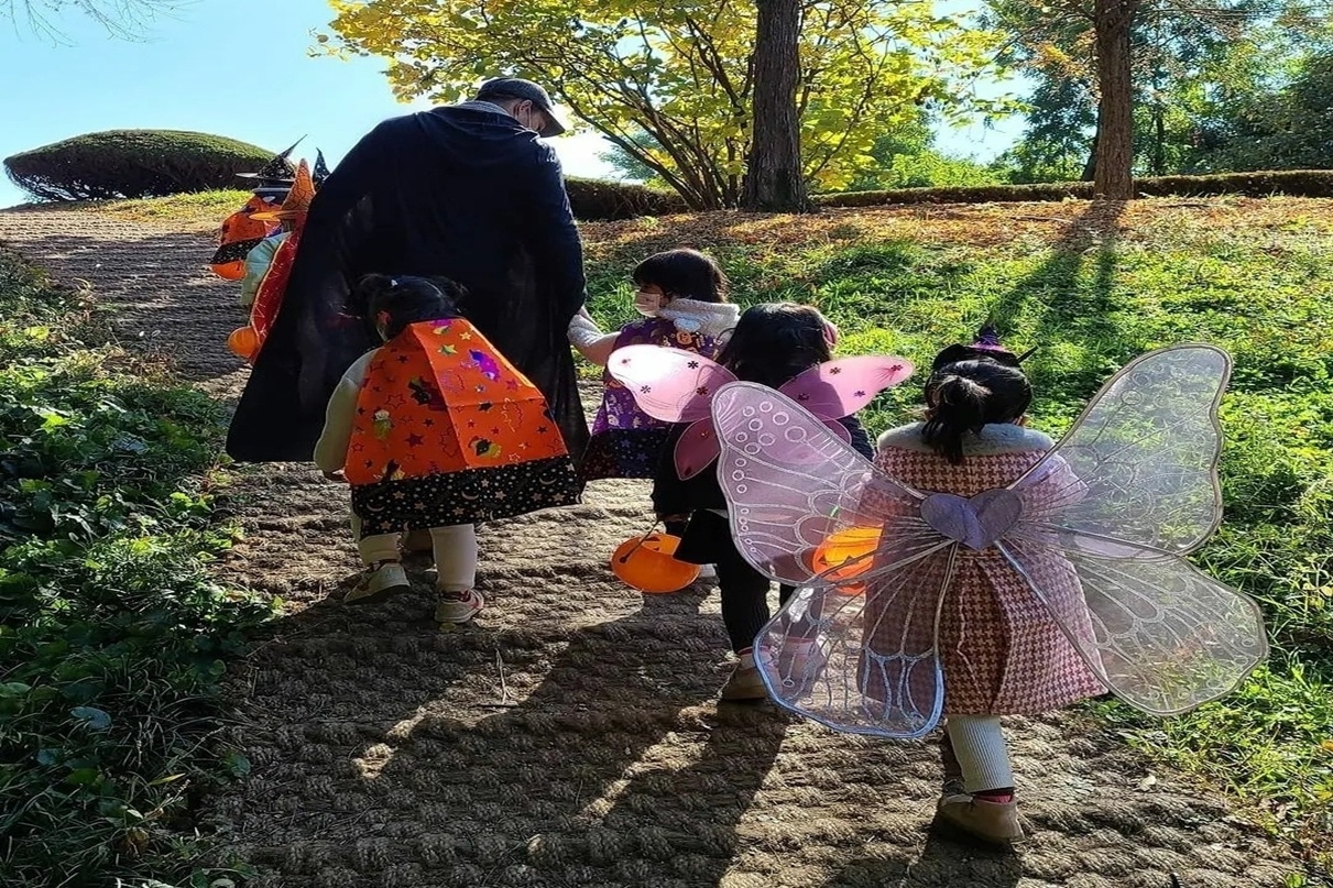 원어민 선생님과 미션을 수행하는 아이들 [한화리조트 제공]