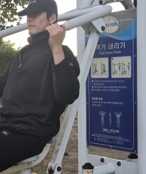 김우빈, 누구나 하는 야외 운동기구일뿐인데..고급 헬스장 만드는 ‘우월 피지컬’
