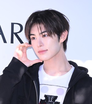 [포토] 킥플립 민제 ‘자체발광 볼 하트’
