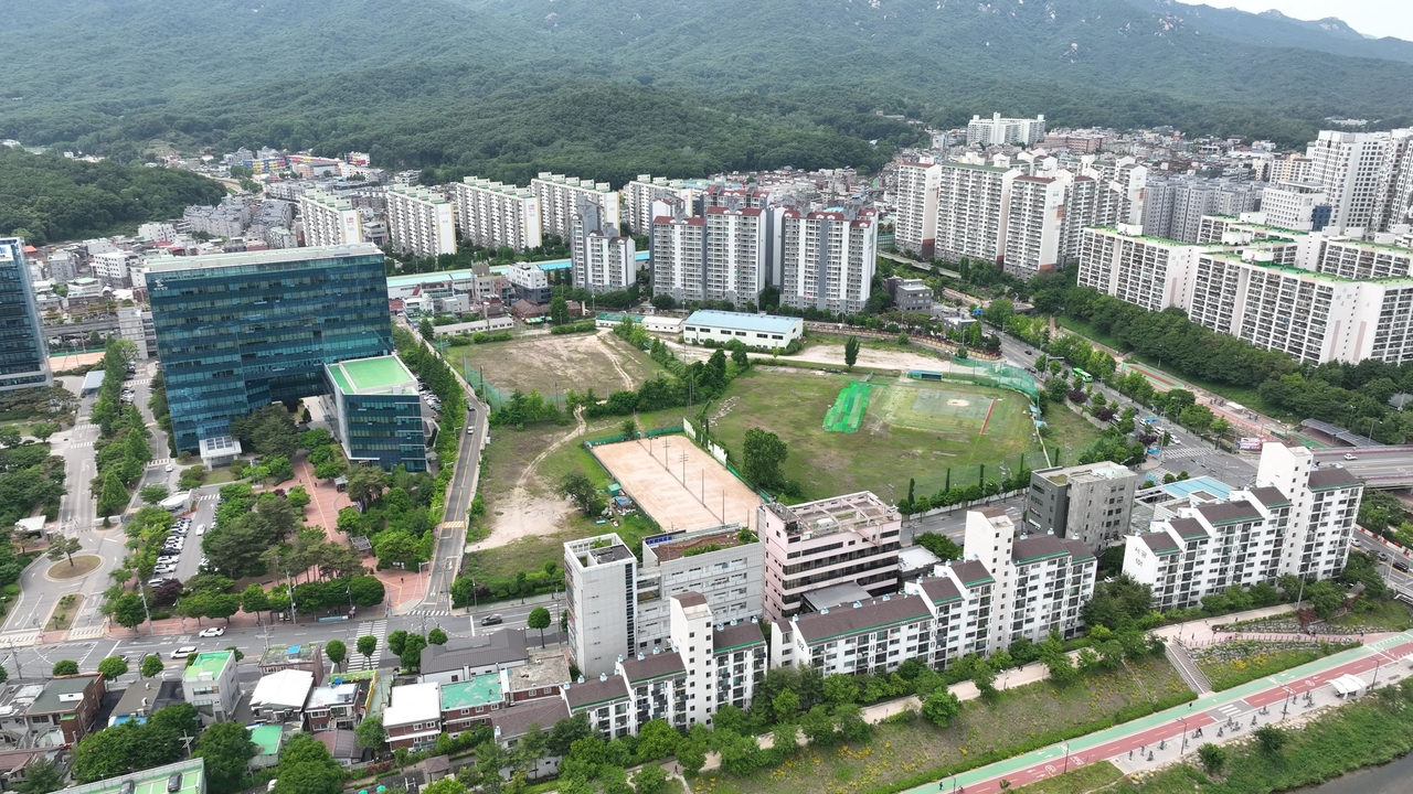The former Sungkyunkwan University baseball field site in Dobong-gu, Seoul, where a 2,100-unit public housing development is planned.