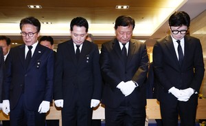 [헤럴드pic]묵념하는 김민석-장동혁-한동훈