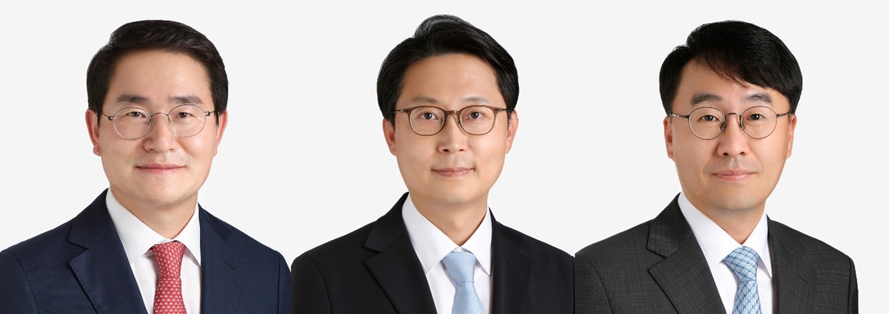 (왼쪽부터) 이명수 대표변호사, 강영호·시진국 경영전담변호사 [법무법인 화우 제공]