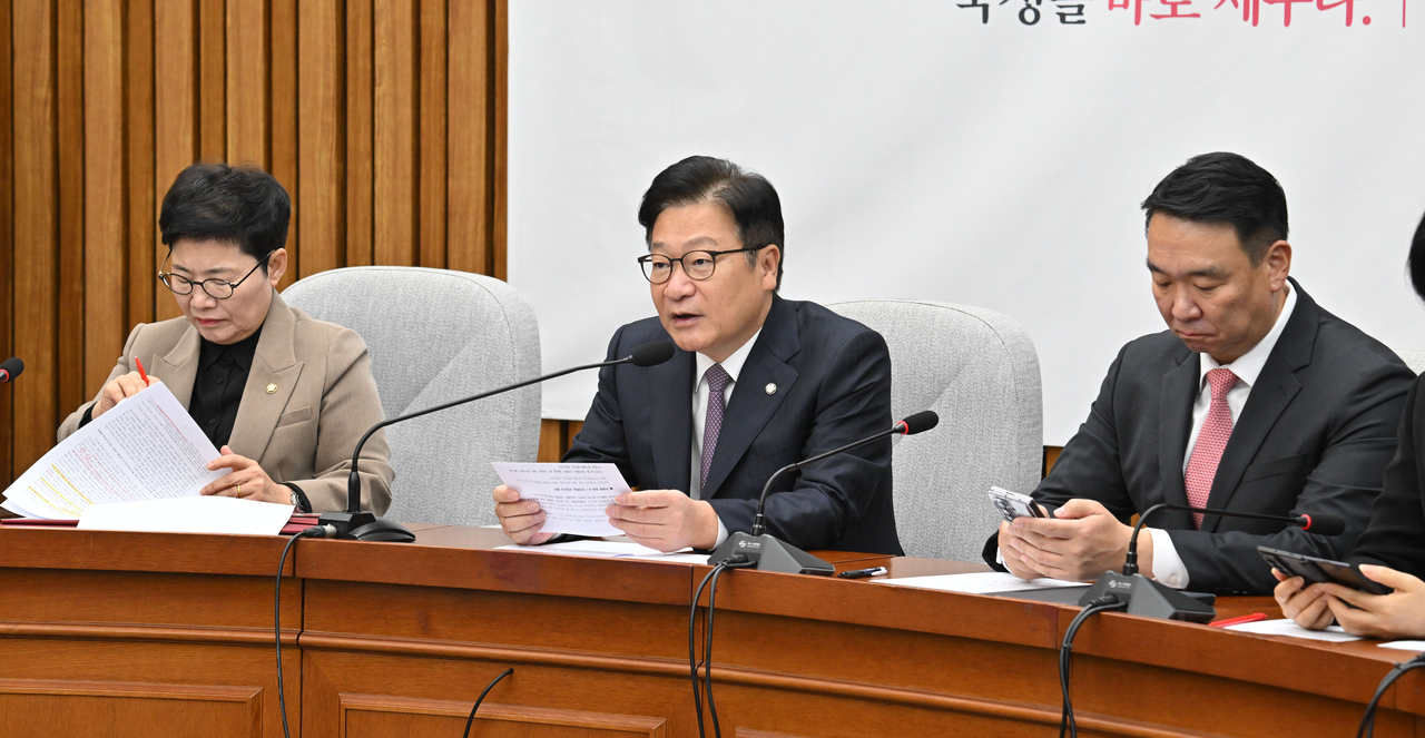People Power Party Floor Leader Jeong Jeom-sik (center) delivers opening remarks at a national audit strategy meeting held at the National Assembly in Yeouido, Seoul, on Tuesday morning. Photo by Lim Se-jun