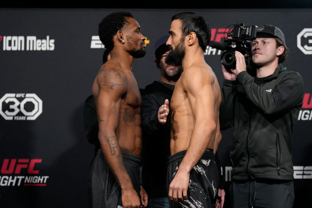 지난 2023년 2월 UFC에 입성한 후세인 아스하보프(오른쪽)이 자말 에머스와 페이스오프 하고 있다. 이 경기에서 판정패한 뒤 범죄 혐의로 이후 출장 기회를 놓치면서 사실상 UFC에서 퇴출됐다. [게티이미지]