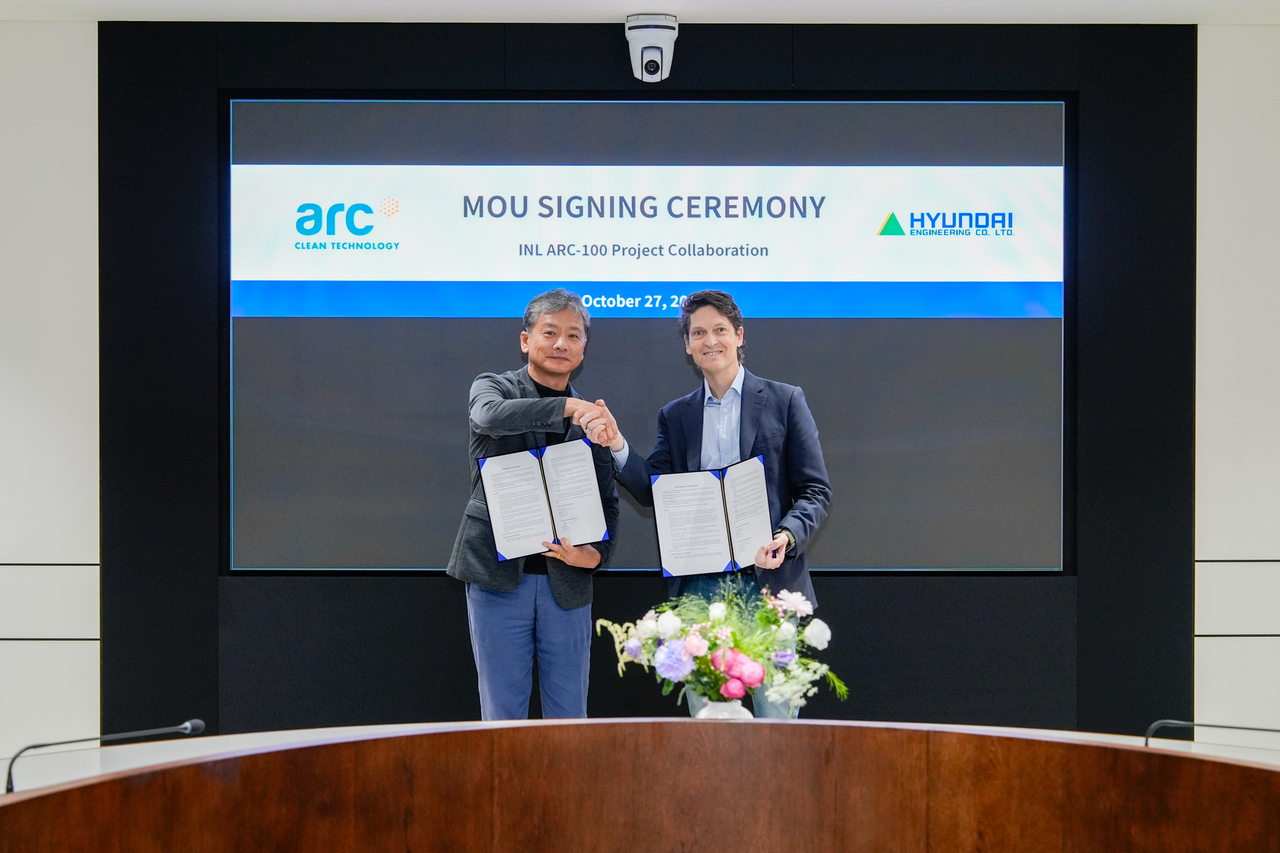 27일 서울 종로구 현대엔지니어링 본사에서 진행된 ‘현대엔지니어링-ARC 협력 MOU 체결식’에 참석한 주우정(왼쪽) 현대엔지니어링 대표이사와 제임스 울프 ARC CEO가 기념 촬영을 하고 있다.[현대엔지니어링 제공]