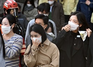 [헤럴드pic] 대피하는 정부서울청사 관계자들