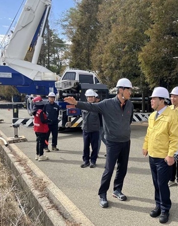김대자 한국산업단지공단 이사장(맨 오른쪽)이 27일 울산국가산단 내 스팀하이웨이 시설 보수공사 현장을 찾아 안전점검을 하고 있다. [산업단지공단 제공]