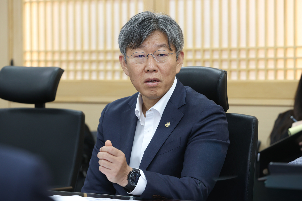 Kim I-tak, first vice minister of Land, Infrastructure and Transport, speaks at an expert meeting Tuesday, outlining the government's commitment to expanding modular housing as a solution to productivity, workforce and safety challenges facing the construction industry.