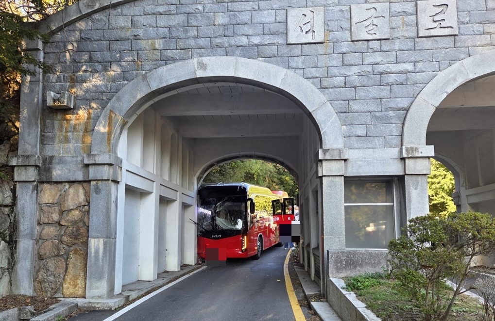 구조물과 충돌한 버스.[경북소방본부 제공]