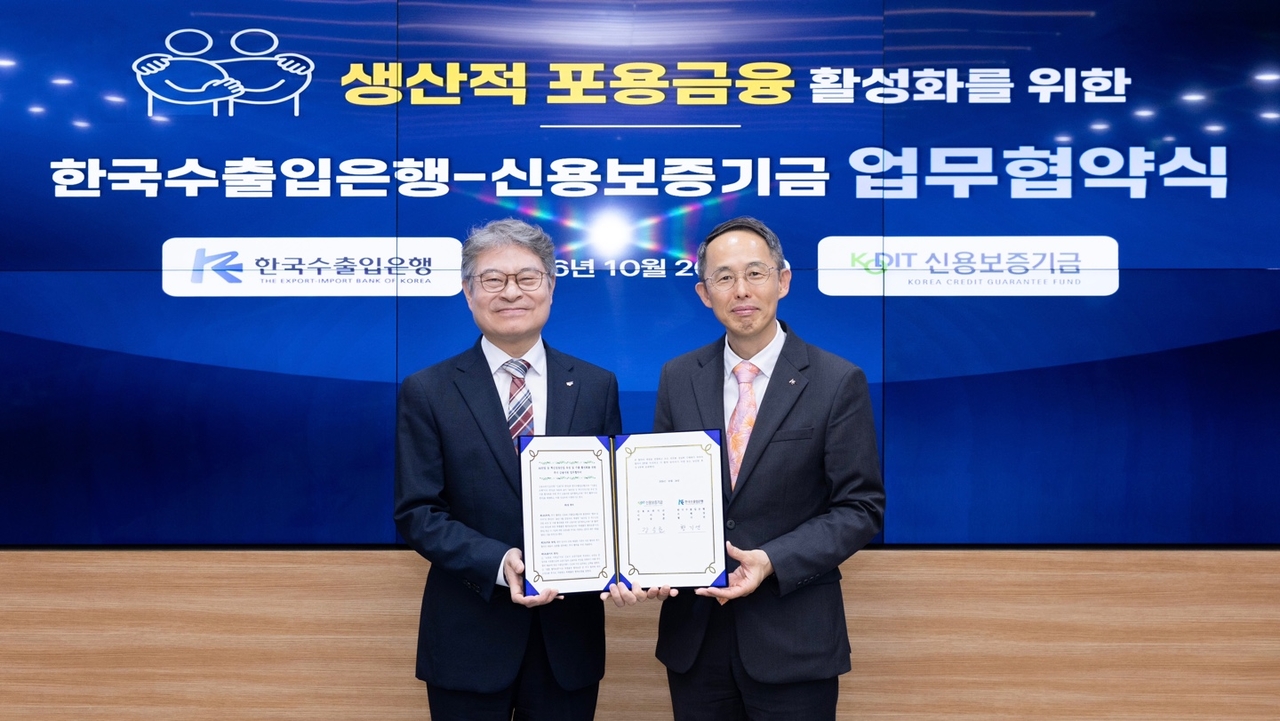 지난 26일 한국수출입은행 본점에서 열린 ‘생산적 포용금융 활성화를 위한 업무협약식’에서 강승준(왼쪽) 신용보증기금 이사장과 황기연 한국수출입은행장이 기념촬영을 하고 있다. [신용보증기금·한국수출입은행 제공]