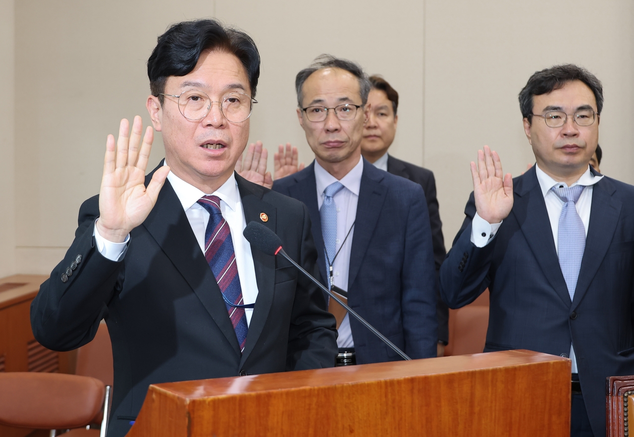 Labor Minister Kim Young-hoon takes an oath at a parliamentary audit by the National Assembly on Oct. 13. (Yonhap)