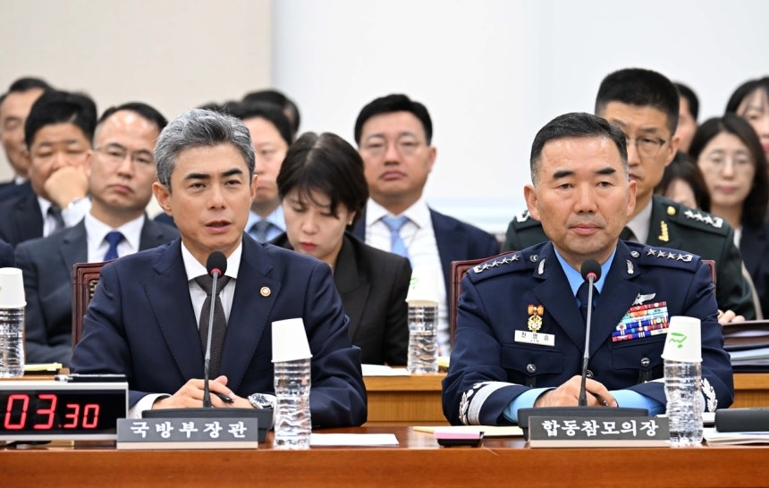 South Korea's Defense Minister Kang Shin-chul answers questions from lawmakers during a comprehensive audit of the National Assembly's defense committee in Yeouido, Seoul, on Monday. (Lee Sang-seop)