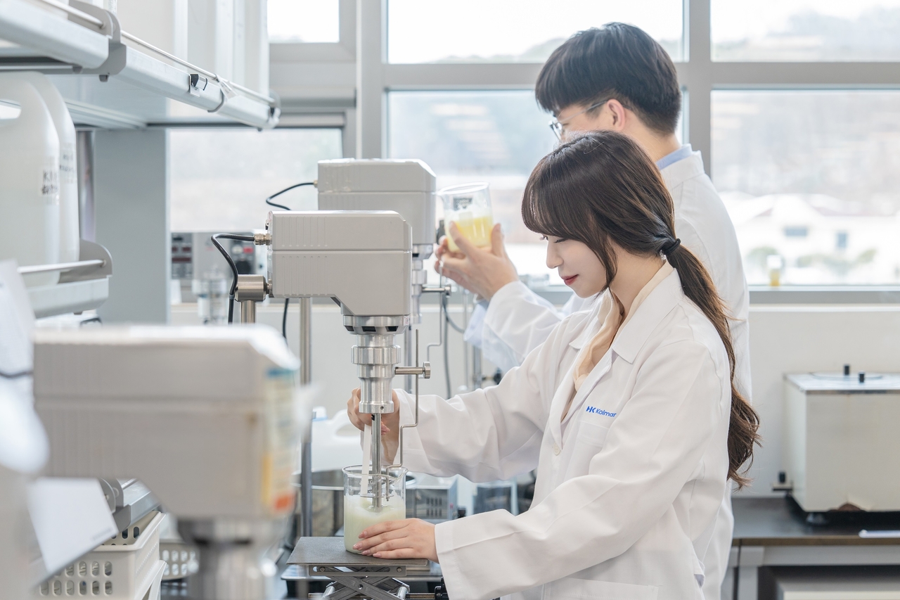 Kolmar Korea researchers work on sun cream materials. (Kolmar Korea)