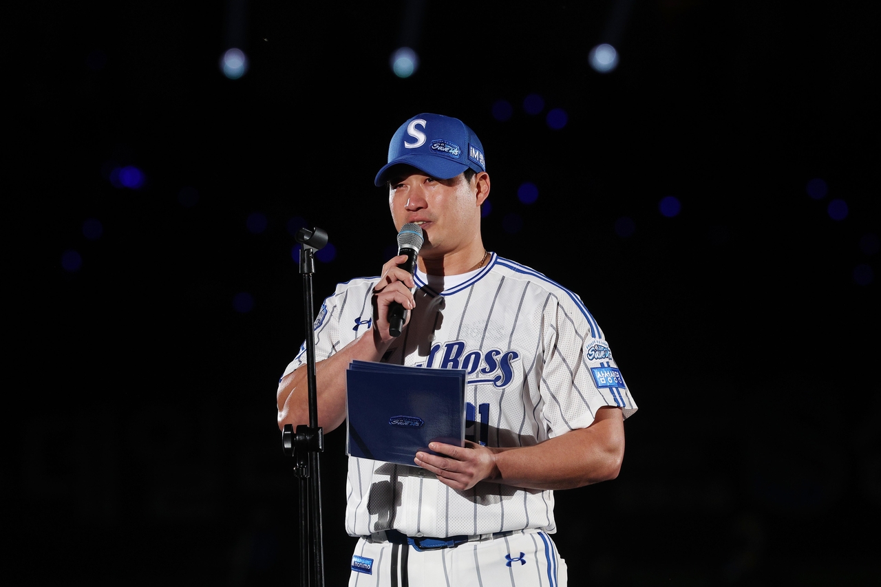 Oh Seung-hwan delivers his retirement speech at his retirement ceremony at Samsung Lions Park in Daegu on Sept. 30 last year. [Yonhap]