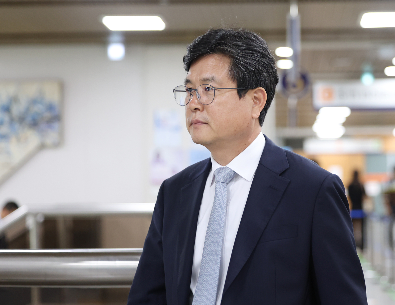 비상계엄 이후 사후 문건을 작성한 혐의로 기소된 강의구 전 대통령실 부속실장이 지난 5월 서울 서초구 서울중앙지법에서 열린 1심 선고에 출석하기 위해 법정으로 향하고 있다. [연합]