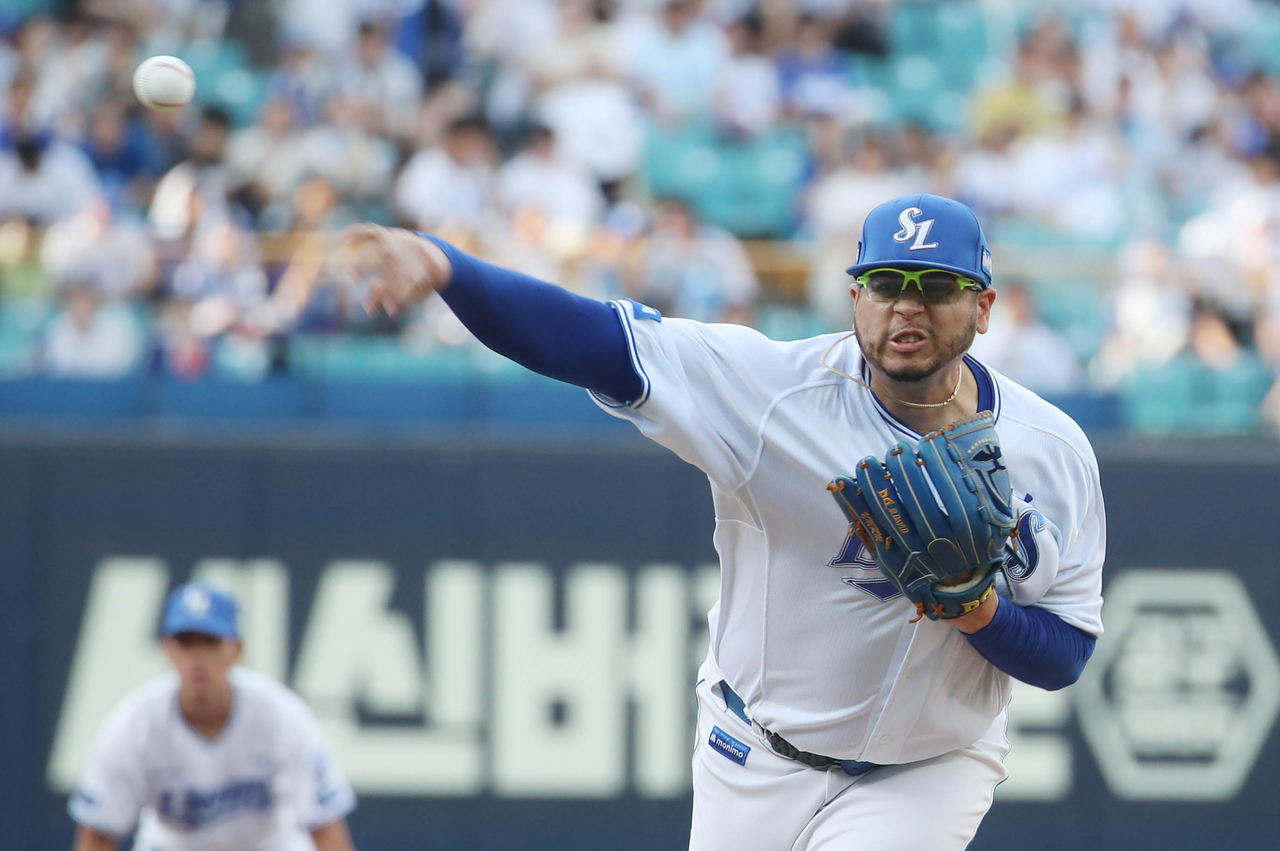 Samsung Lions starter Ariel Furado delivers a pitch in Game 2 of the playoff series. [Yonhap]