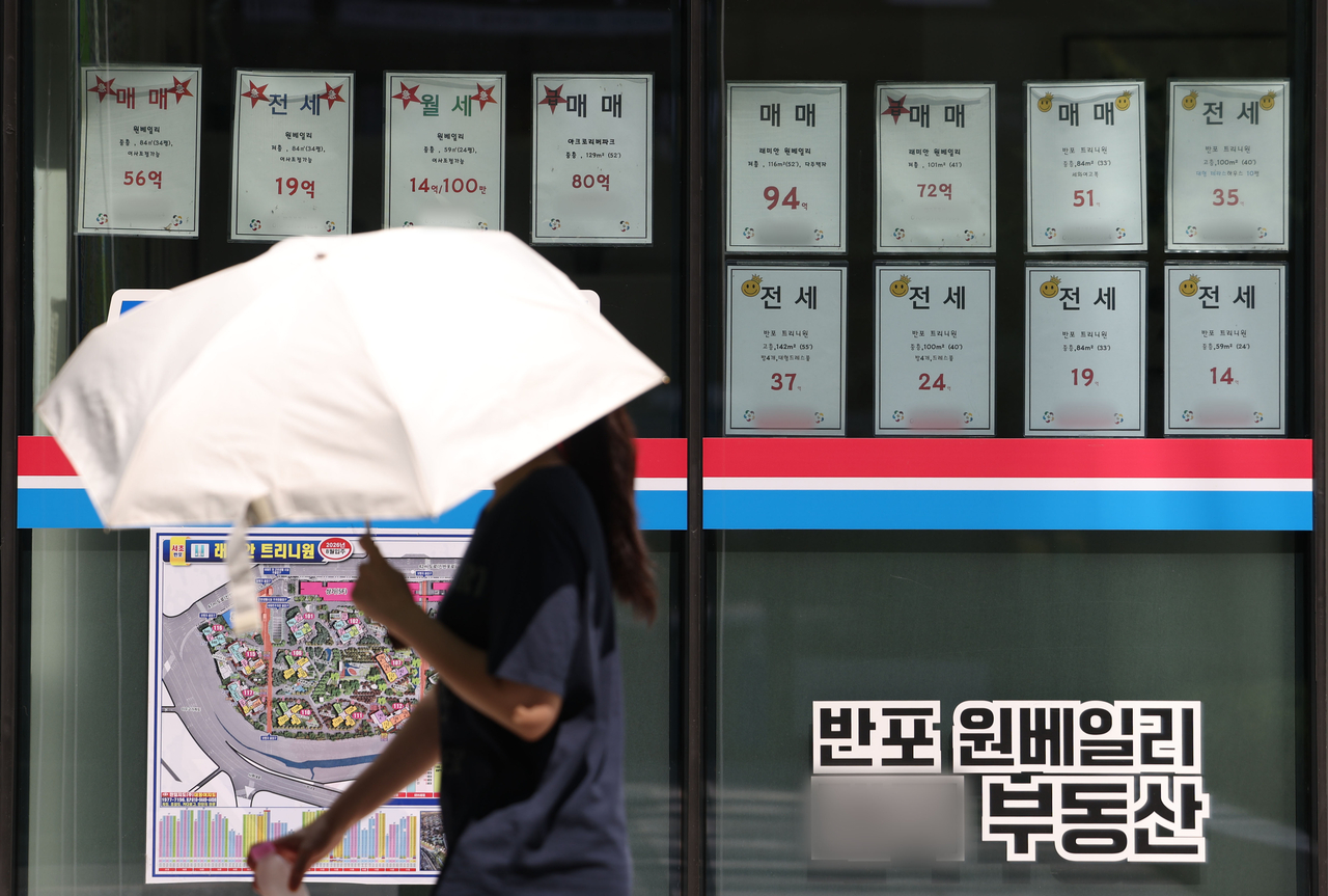 서울 서초구 일대 공인중개사에 붙어있는 매물. [연합]