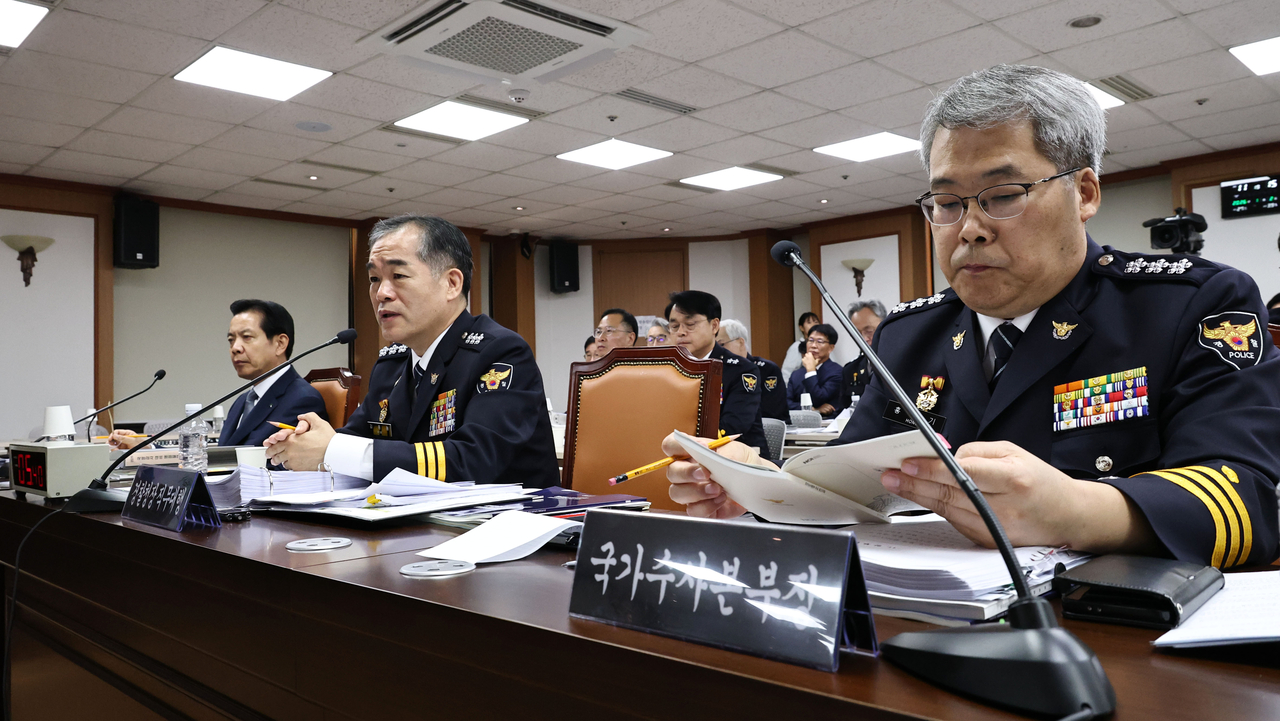 김종철 경찰청장 직무대행(가운데)이 지난 12일 서울 서대문구 경찰청에서 열린 국회 행정안전위원회 경찰청 대상 국정감사에서 발언하고 있다. 오른쪽은 홍석기 경찰청 국가수사본부장. [연합]
