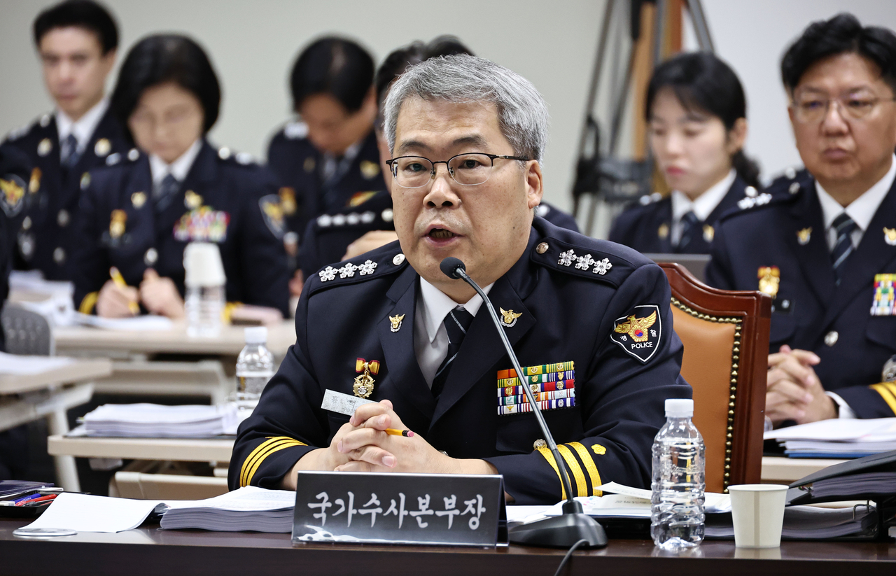홍석기 국가수사본부장이 12일 서울 서대문구 경찰청에서 열린 국회 행정안전위원회 경찰청 대상 국정감사에서 더불어민주당 윤건영 의원의 질의에 답하고 있다. <연합뉴스>