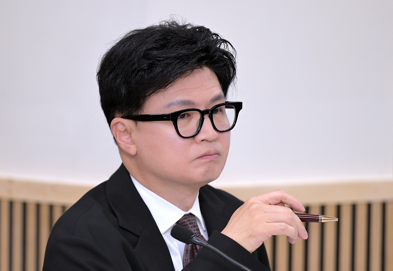 무소속 한동훈 의원이 12일(현지시간) 워싱턴DC 주미한국대사관에서 열린 국회 외교통일위원회 국정감사에서 강경화 주미한국대사의 발언을 듣고 있다. 2026.10.13 [연합]